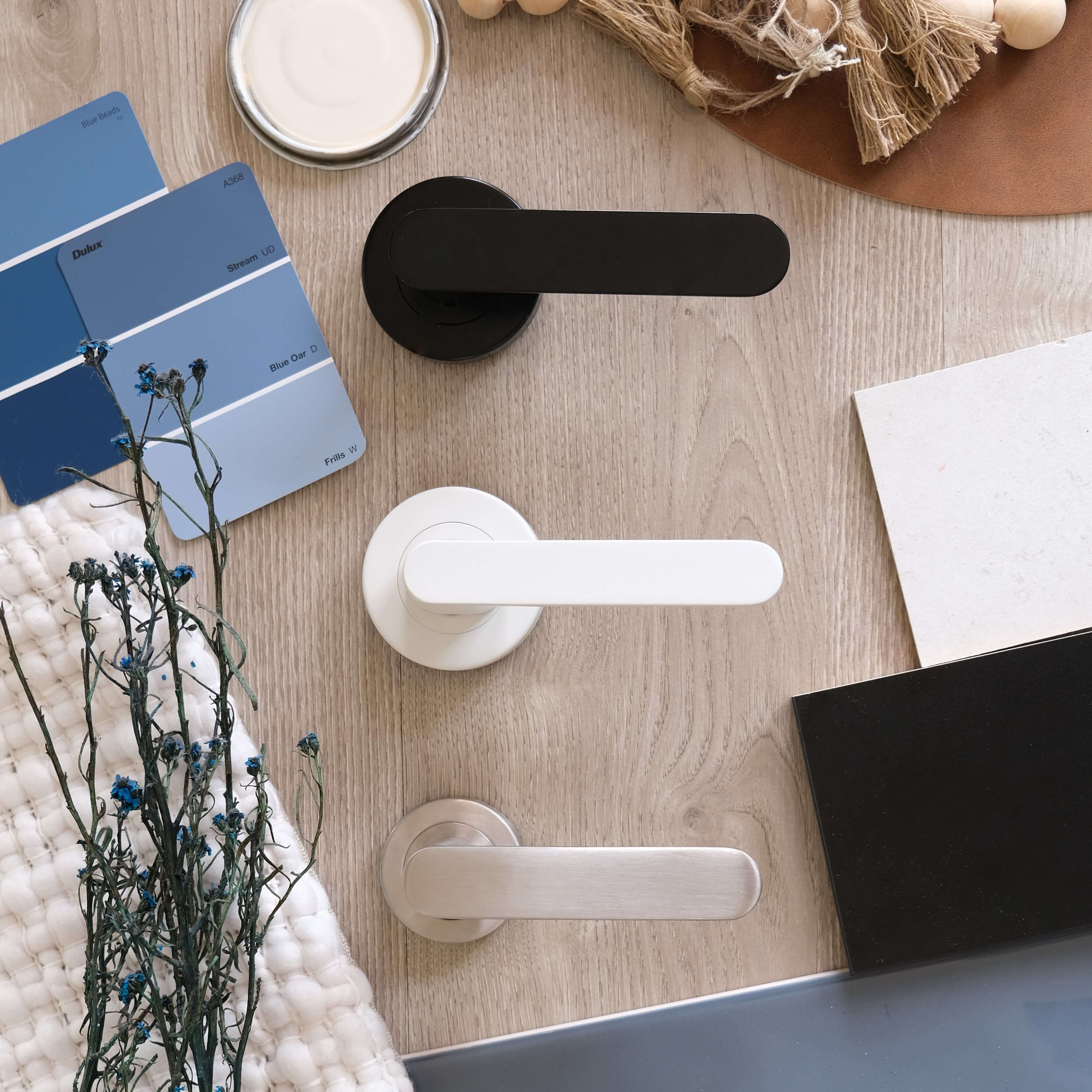 Metz: black door handle. Almeri: white door handle. Belize: stainless steel door handle door handle range